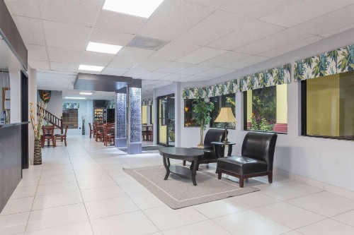 Days Inn by Wyndham Sarasota I-75 - image 5