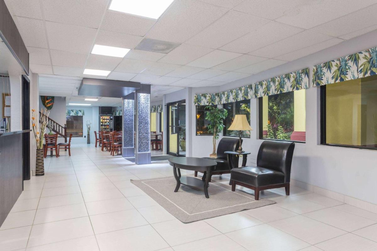 Days Inn by Wyndham Sarasota I-75 - image 5