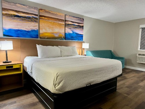 Days Inn by Wyndham Sarasota I-75 - image 6