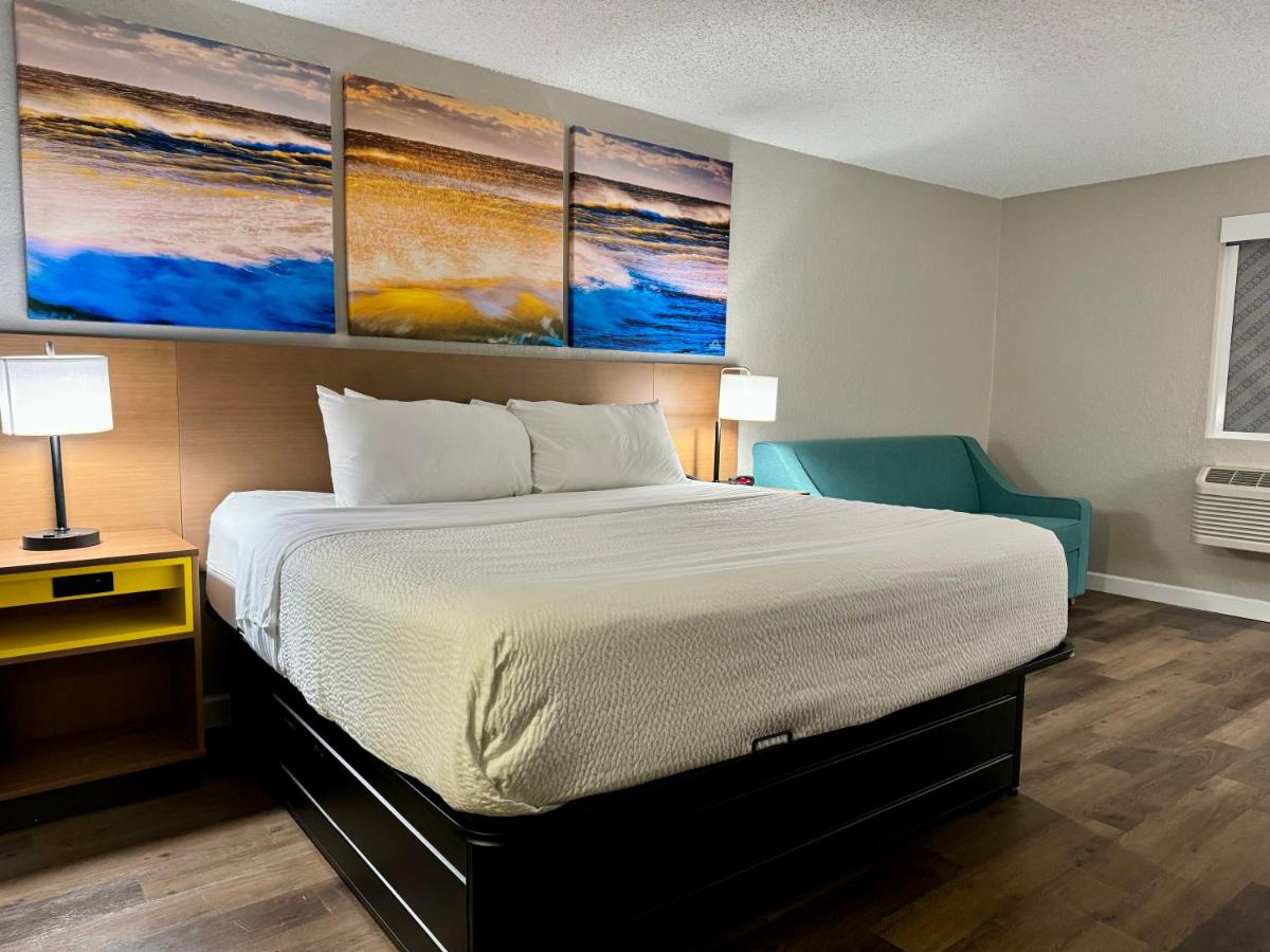 Days Inn by Wyndham Sarasota I-75 - image 6