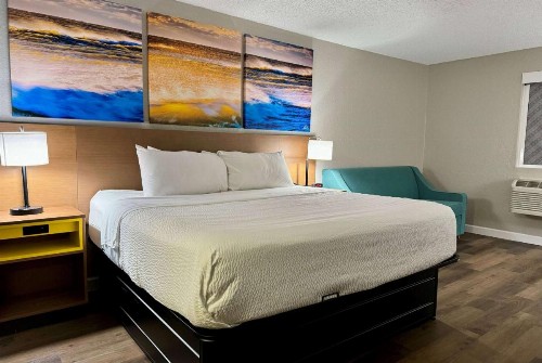Days Inn by Wyndham Sarasota I-75 - image 9
