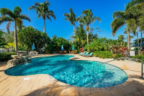 Tropical Breeze Resort - image 1