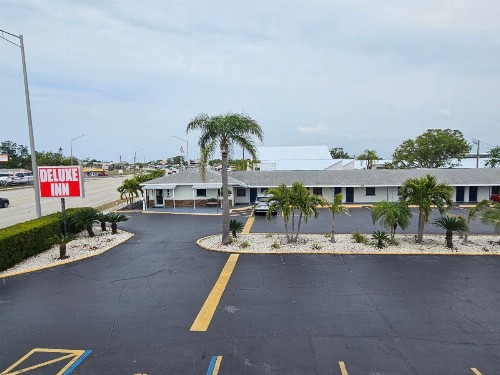 Deluxe Inn - Sarasota - image 1