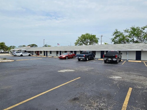 Deluxe Inn - Sarasota - image 2