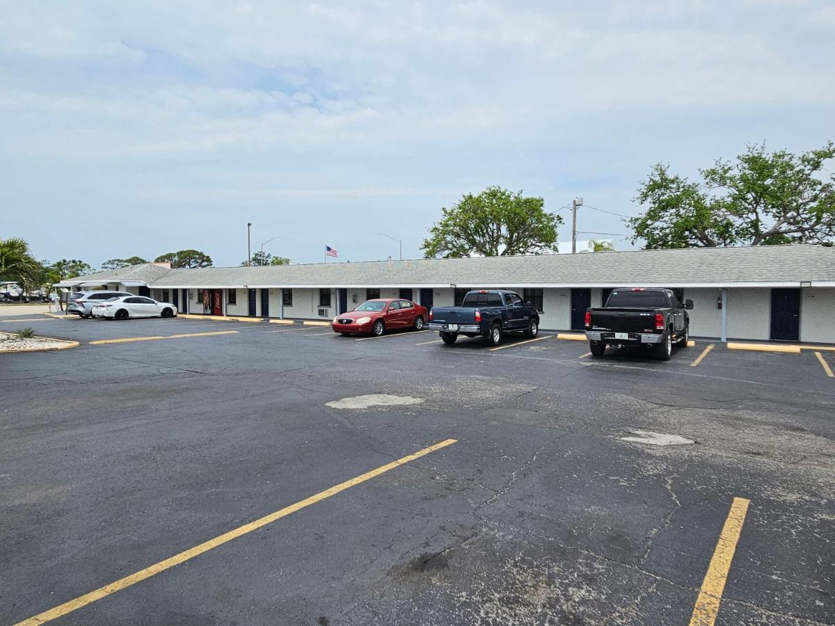 Deluxe Inn - Sarasota - image 2