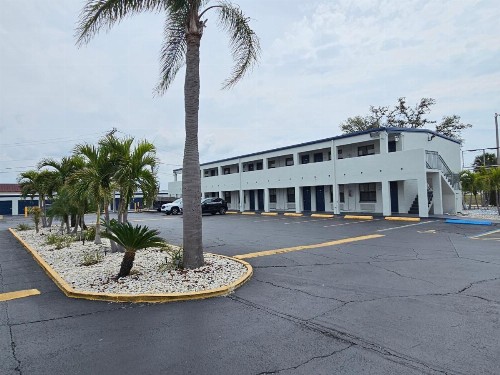 Deluxe Inn - Sarasota - image 3