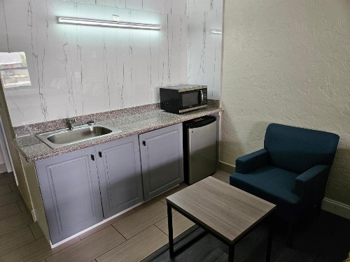 Deluxe Inn - Sarasota - image 7