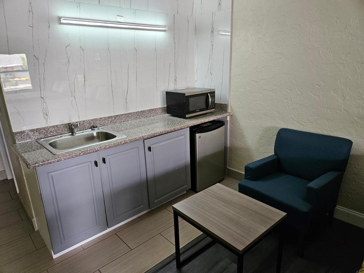 Deluxe Inn - Sarasota - image 7