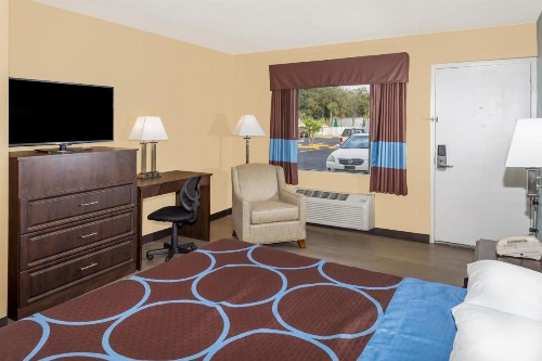 Super 8 by Wyndham Sarasota Near Siesta Key - image 11