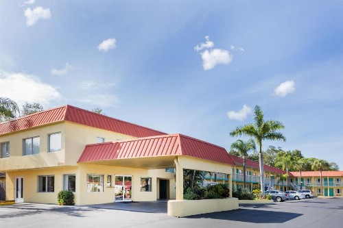 Super 8 by Wyndham Sarasota Near Siesta Key - image 12