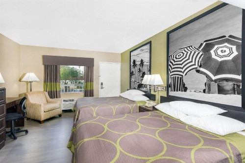 Super 8 by Wyndham Sarasota Near Siesta Key - image 16