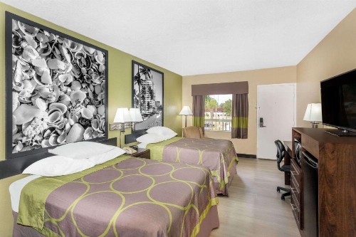 Super 8 by Wyndham Sarasota Near Siesta Key - image 17