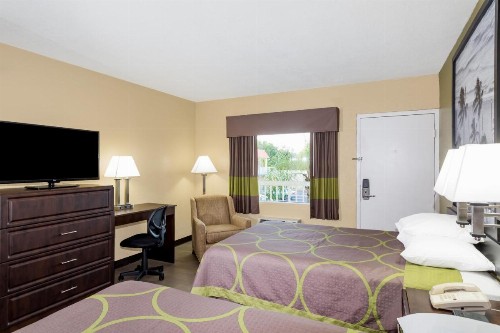 Super 8 by Wyndham Sarasota Near Siesta Key - image 18