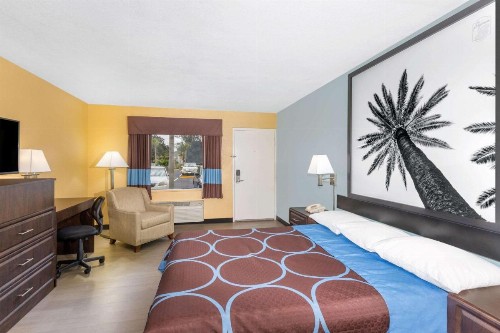 Super 8 by Wyndham Sarasota Near Siesta Key - image 19