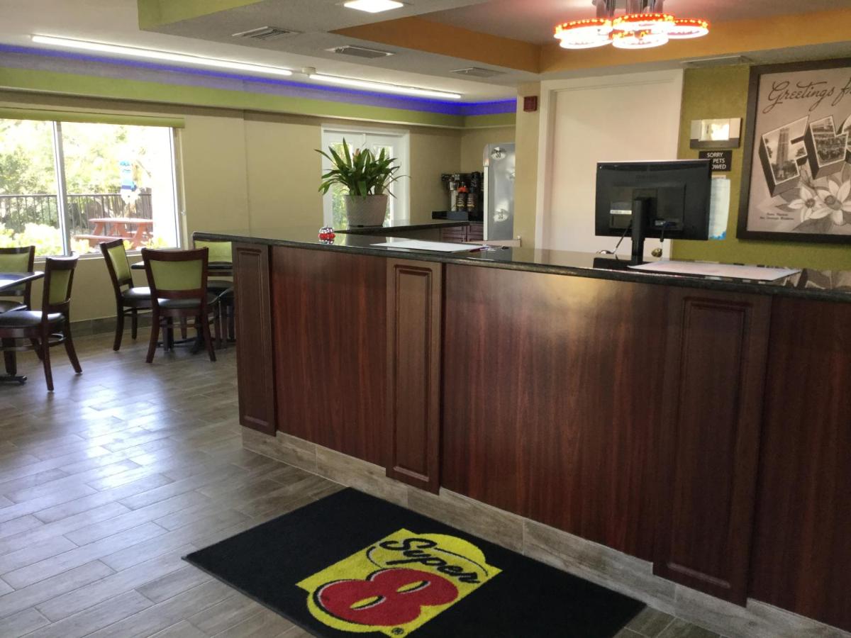 Super 8 by Wyndham Sarasota Near Siesta Key - image 2