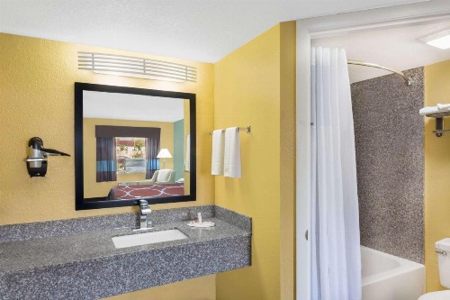 Super 8 by Wyndham Sarasota Near Siesta Key - image 20
