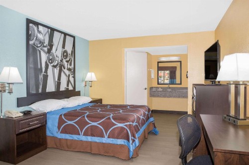 Super 8 by Wyndham Sarasota Near Siesta Key - image 24