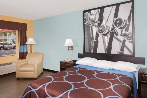 Super 8 by Wyndham Sarasota Near Siesta Key - image 25