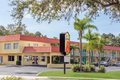 Super 8 by Wyndham Sarasota Near Siesta Key - image 27
