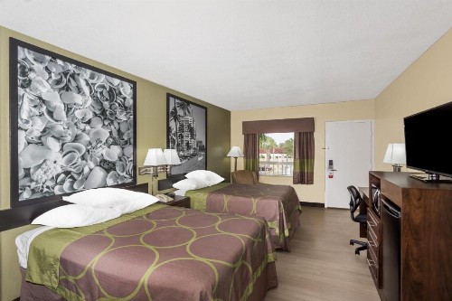 Super 8 by Wyndham Sarasota Near Siesta Key - image 28