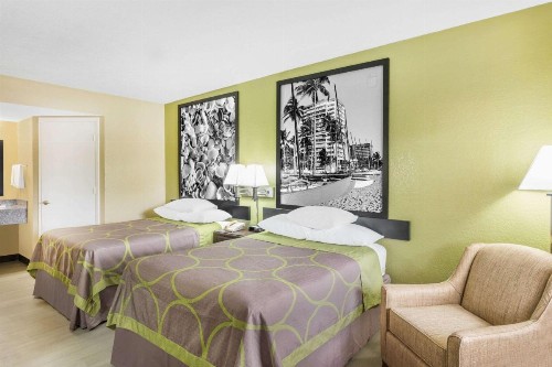 Super 8 by Wyndham Sarasota Near Siesta Key - image 29