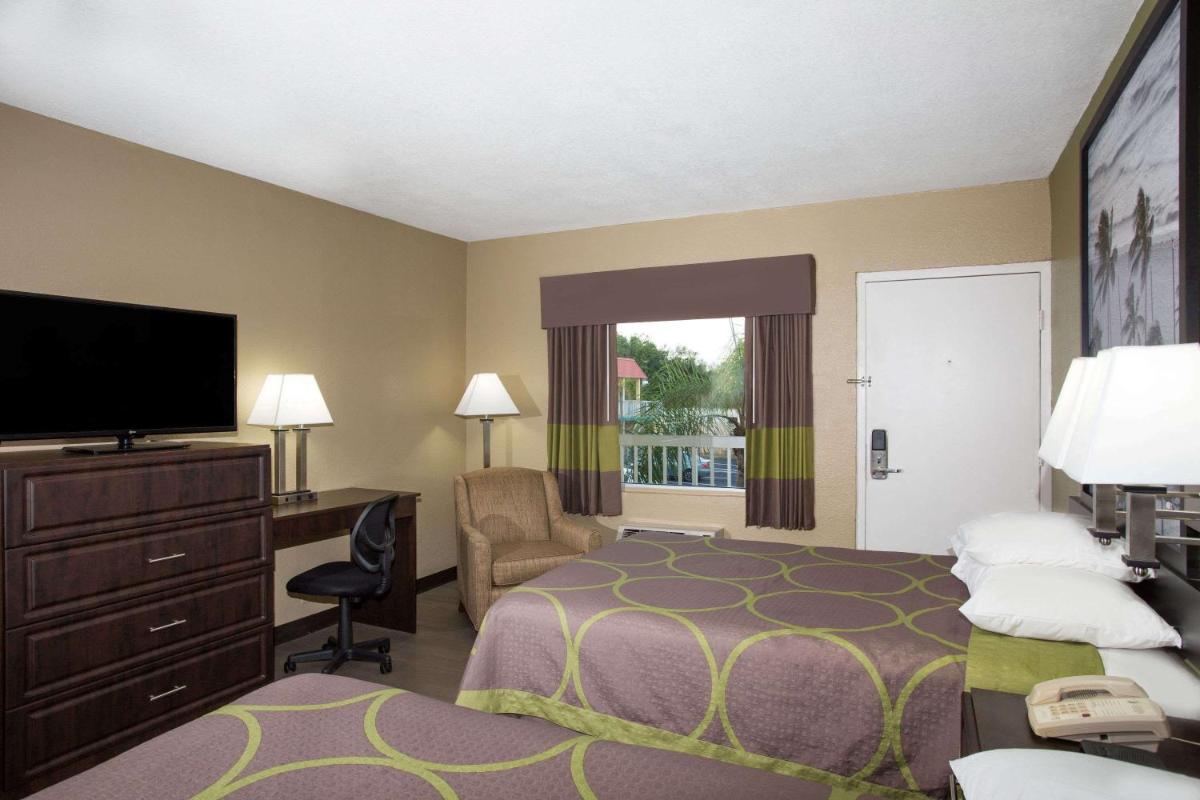 Super 8 by Wyndham Sarasota Near Siesta Key - image 3