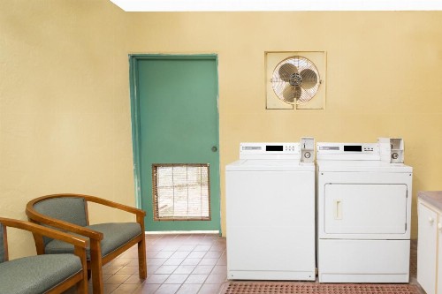 Super 8 by Wyndham Sarasota Near Siesta Key - image 31