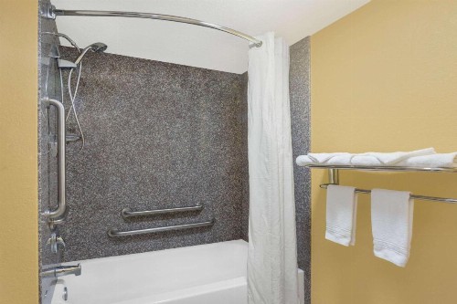 Super 8 by Wyndham Sarasota Near Siesta Key - image 34