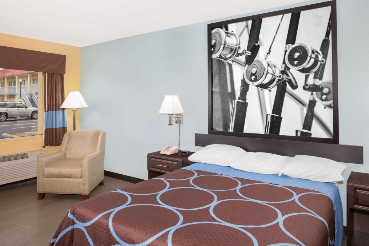 Super 8 by Wyndham Sarasota Near Siesta Key - image 4