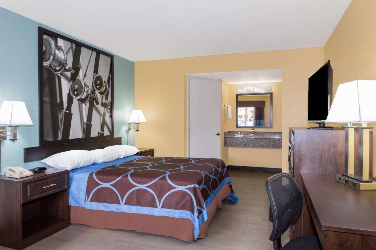 Super 8 by Wyndham Sarasota Near Siesta Key - image 5