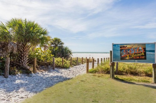 Super 8 by Wyndham Sarasota Near Siesta Key - image 6