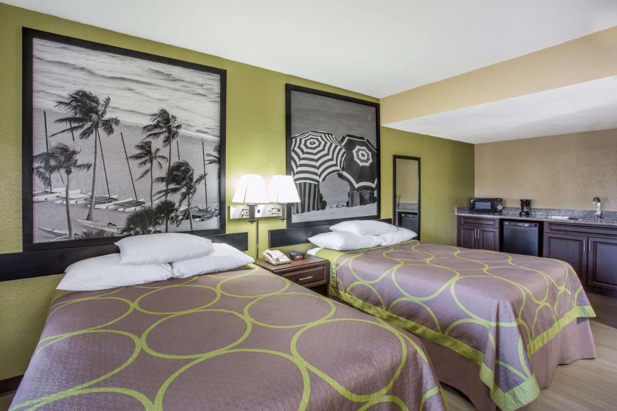 Super 8 by Wyndham Sarasota Near Siesta Key - image 7
