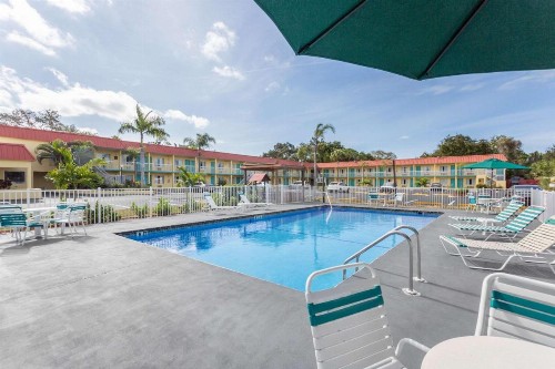 Super 8 by Wyndham Sarasota Near Siesta Key - image 8