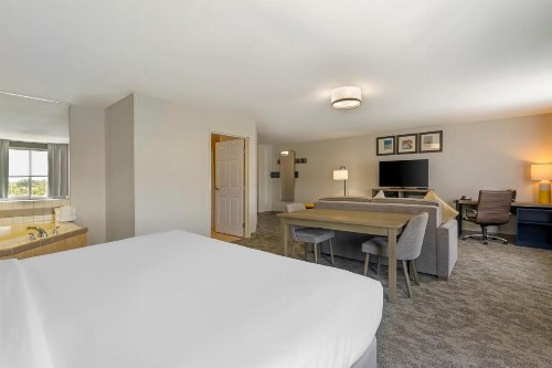 Comfort Suites Sarasota-Siesta Key - image 37
