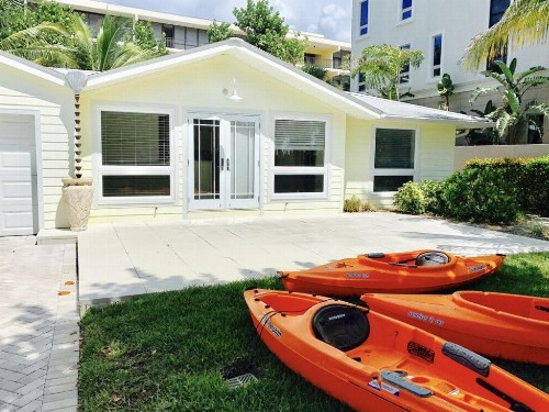 Gorgeous Beach House Across The Street From The Beach! Kayaks Bikes Etc... - image 4