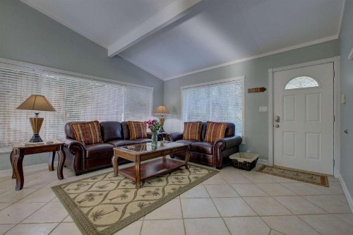 Peacock Bungalow - right - image 4