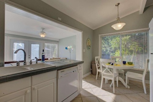 Peacock Bungalow - right - image 5