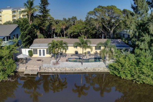 Peacock Bungalow - right - image 6