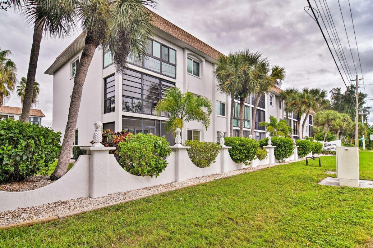 Updated Condo with Patio 5Min Walk to Crescent Beach - image 2
