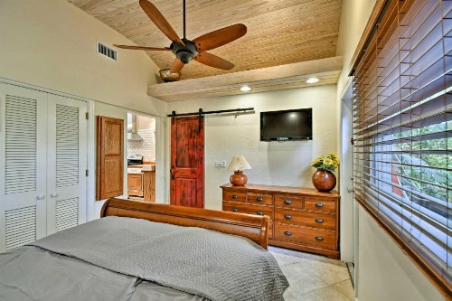 Sarasota Bungalow with Pergola Garden and Waterfalls! - image 11