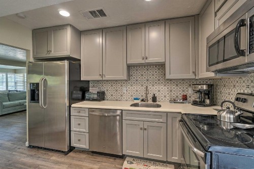 Quiet and Cozy Sarasota House with Yard Pet Friendly! - image 11