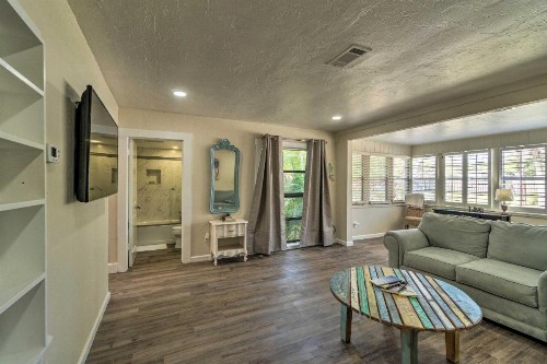 Quiet and Cozy Sarasota House with Yard Pet Friendly! - image 5