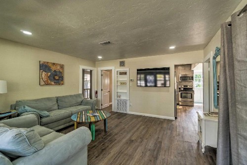 Quiet and Cozy Sarasota House with Yard Pet Friendly! - image 6
