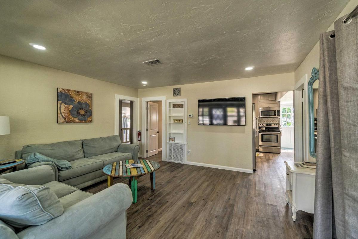 Quiet and Cozy Sarasota House with Yard Pet Friendly! - image 6