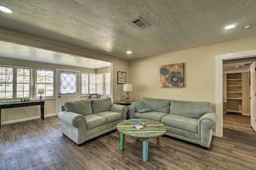 Quiet and Cozy Sarasota House with Yard Pet Friendly! - image 8