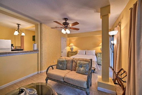 Lido Key Studio Patio and Yard and Walk to Beach - image 1