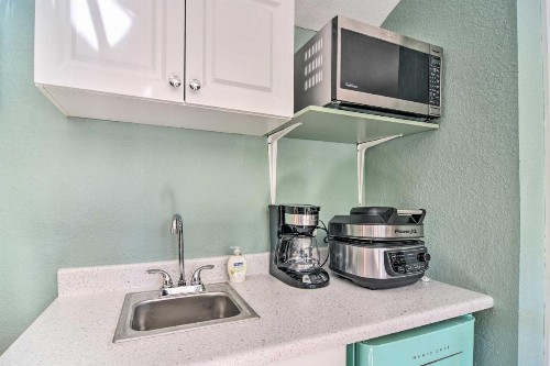 Vibrant Sarasota Studio Less Than 1 Mile from Beach! - image 6