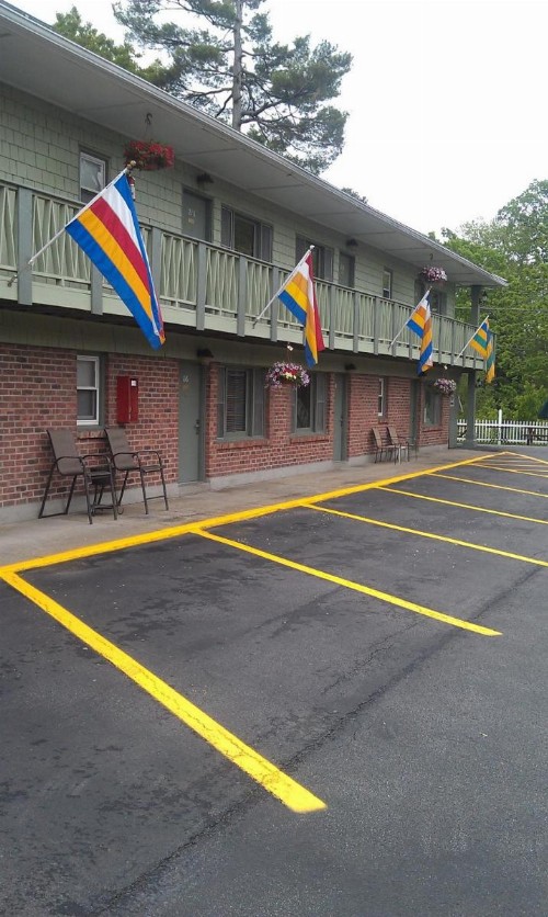 Community Court Motel - image 10