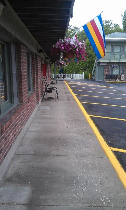 Community Court Motel - image 11