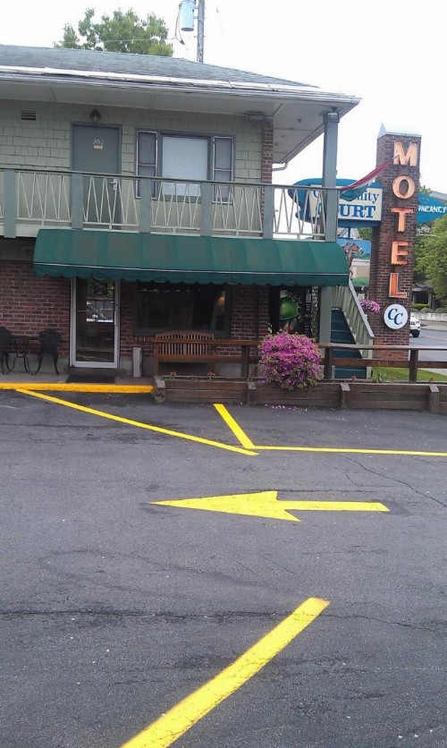 Community Court Motel - image 14